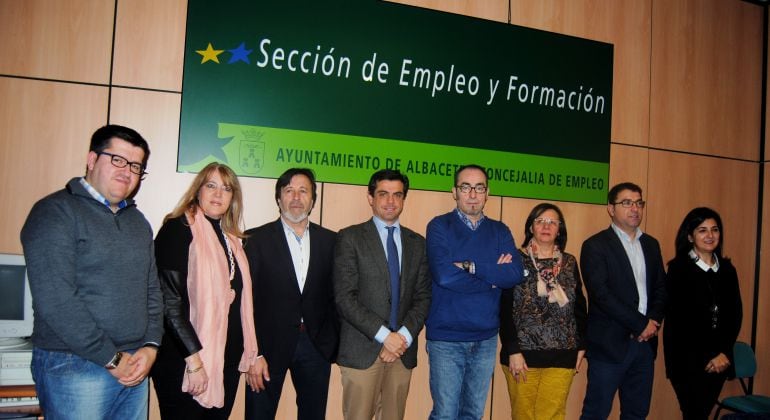 Fotografía de todos los grupos políticos y los agentes sociales presentando el Plan de Empleo