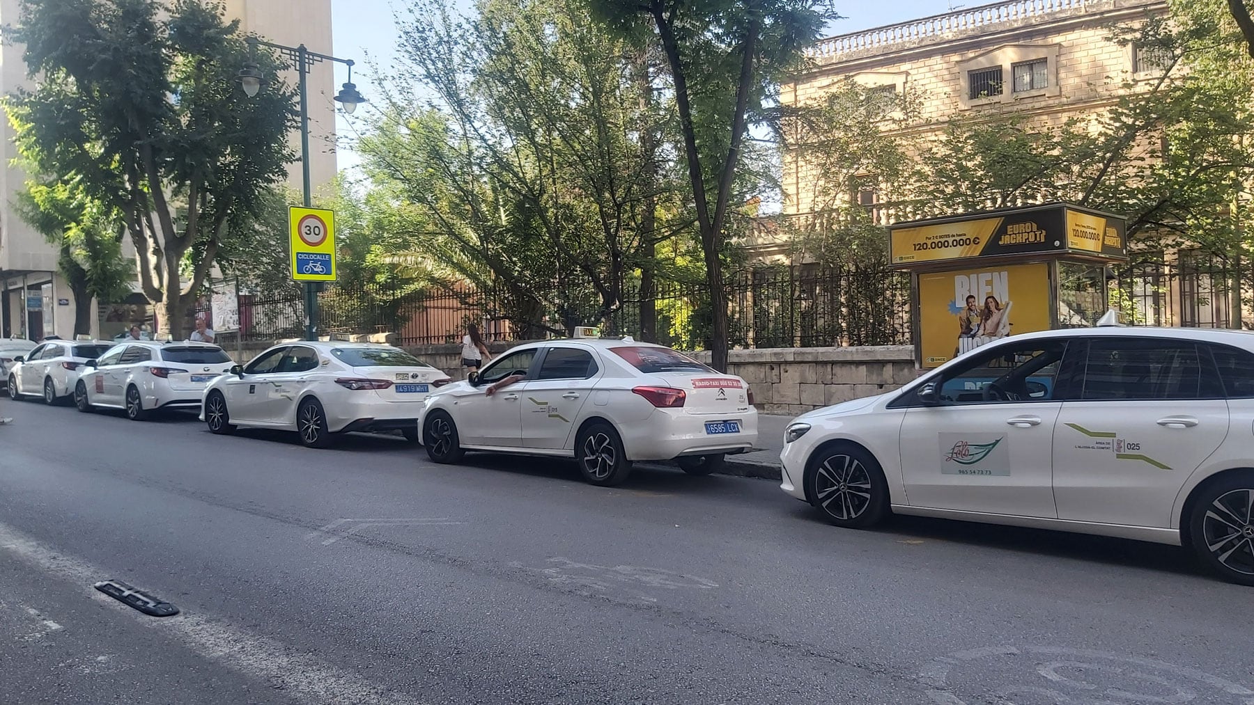 Imagen de la parada de taxis junto a El Teix en la Avinguda Pont de Sant Jordi