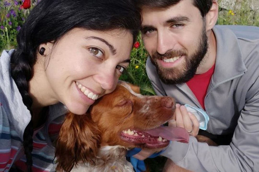 Una pareja de jóvenes madrileños adopta a un perro acogido por la protectora El Refugio tras el fallecimiento de su dueño, a causa del Covid-19