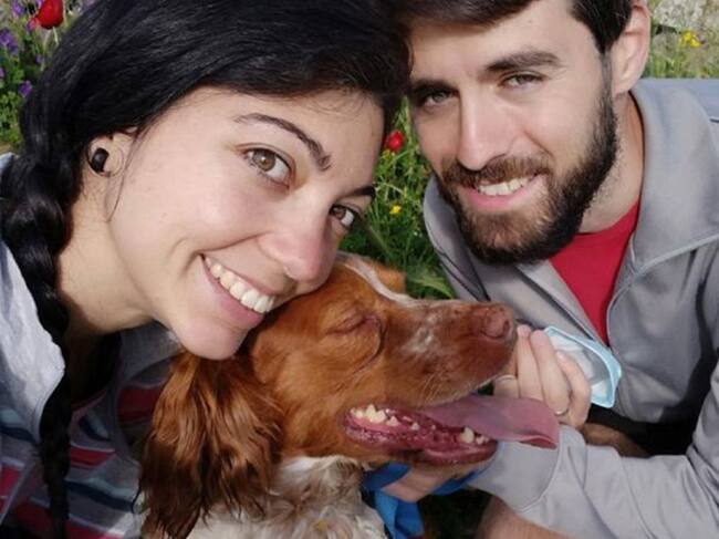 Una pareja de jóvenes madrileños adopta a un perro acogido por la protectora El Refugio tras el fallecimiento de su dueño, a causa del Covid-19