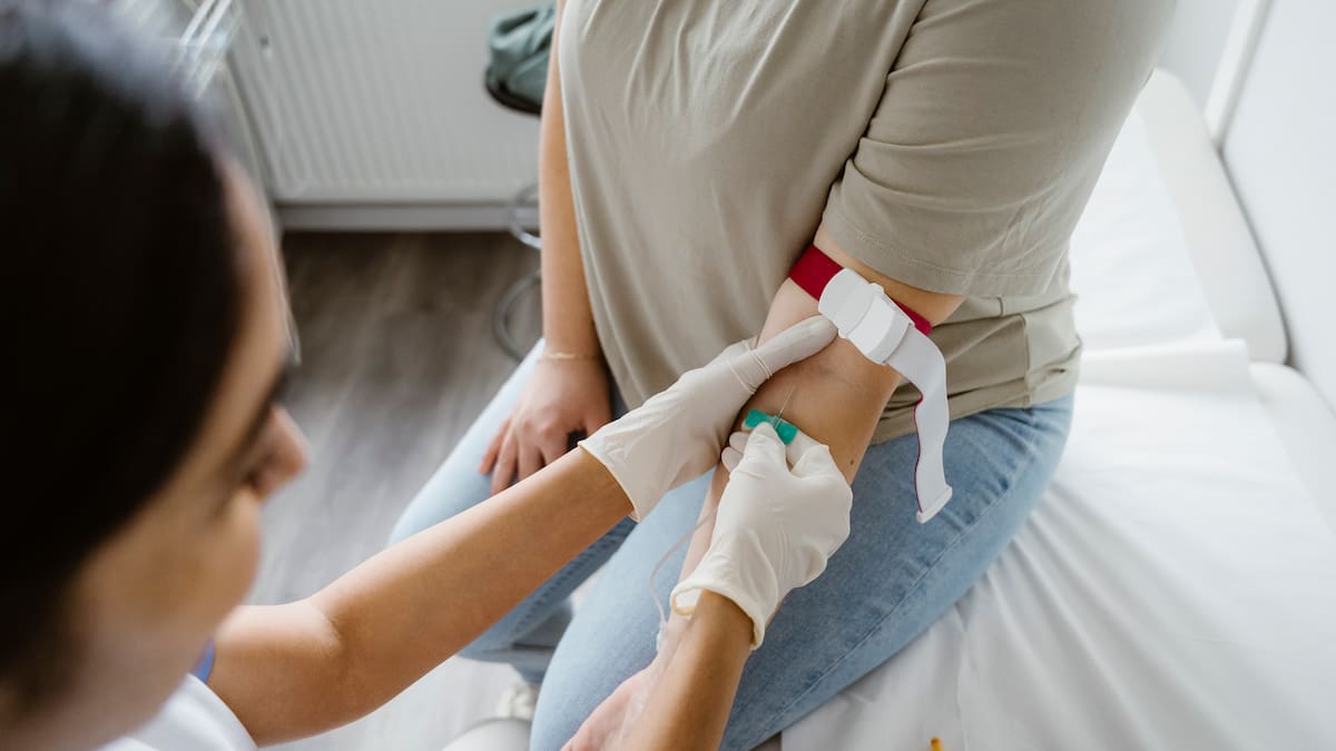 Una psicóloga explica por qué hay gente que se desmaya con las agujas: "Nuestro cuerpo quiere preservar nuestra supervivencia"