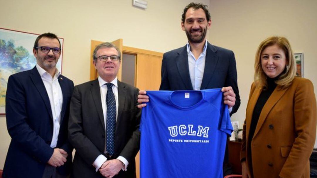 Jorge Garbajosa junto a representantes de la UCLM