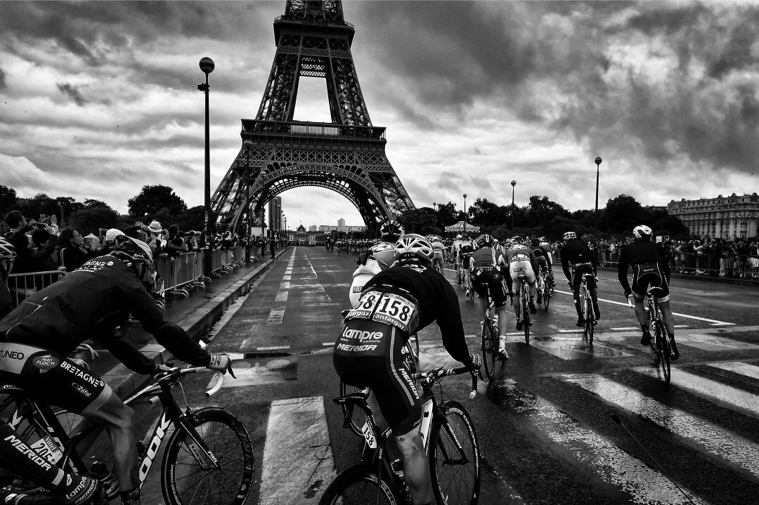 El gran grup a la etapa final del Tour de França de l&#039;any 2015.