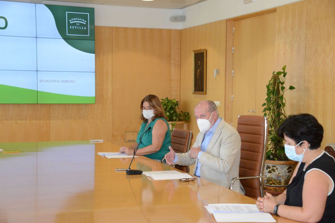 El presidente de la Diputación de Sevilla, Fernando Rodríguez Villalobos, durante la rueda de prensa. 