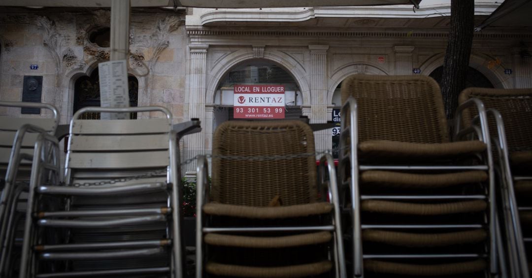 Sillas recogidas en una terraza de hostelería.