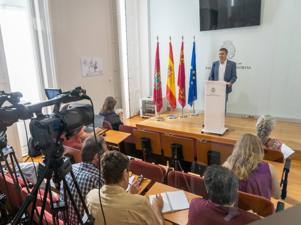 MC califica como "buenas intenciones" la reunión con la alcaldesa, el PSOE habla de "fiscalizar al gobierno" y Vox pide "desterrar las políticas de izquierda en Cartagena"