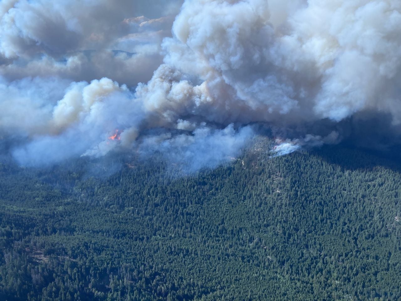 Visión desde el aire de uno de los incendios que afectan a la Columbia Británica de Canadá