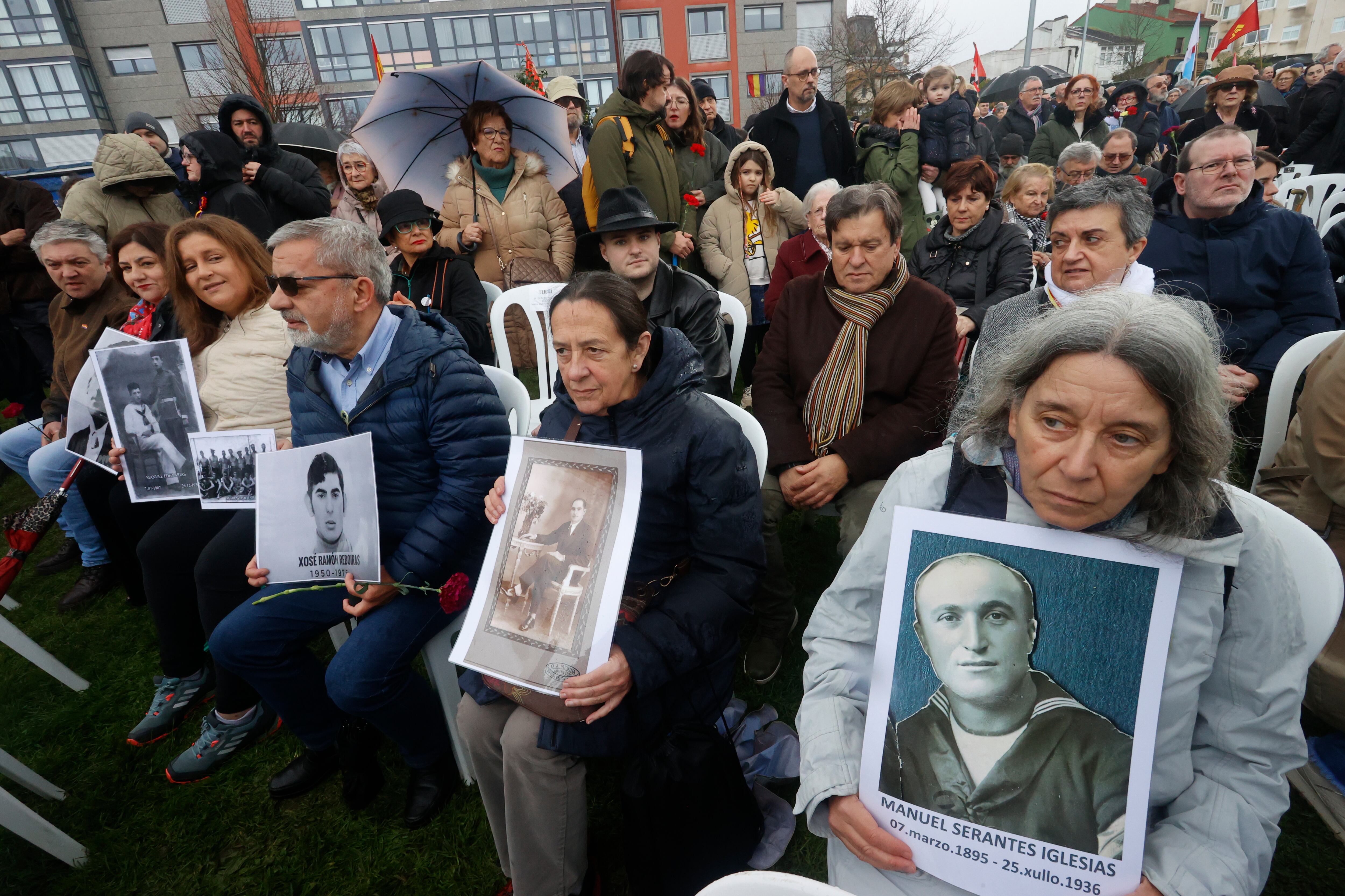 FERROL, 24/02/2024.- Asistentes a la inauguración del memorial a las víctimas del franquismo, que recuerda a mas de 900 personas de toda la comarca, este sábado en Ferrol. EFE/ Kiko Delgado
