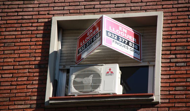 Un rètol d&#039;un pis en lloguer a la ciutat de Barcelona.