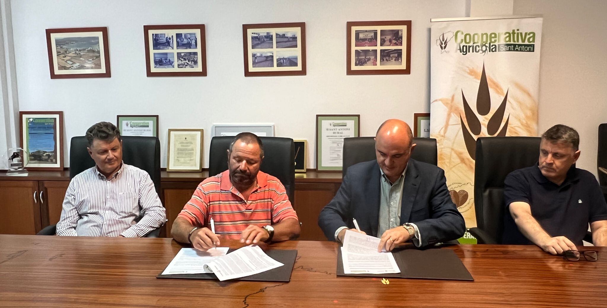 Imagen de la firma de los convenios