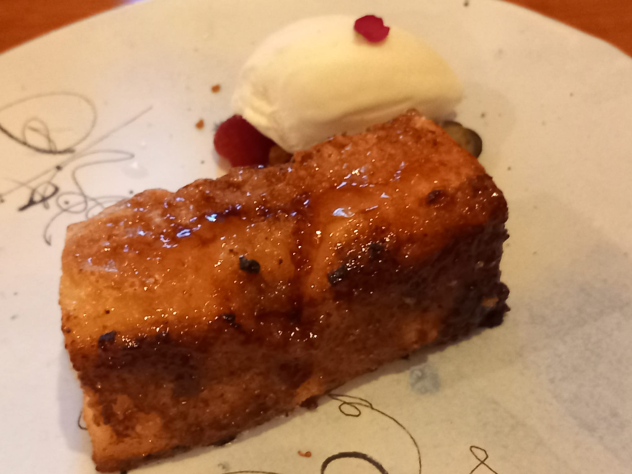 Torrija a la antigua caramelizada en sartén con crema helada