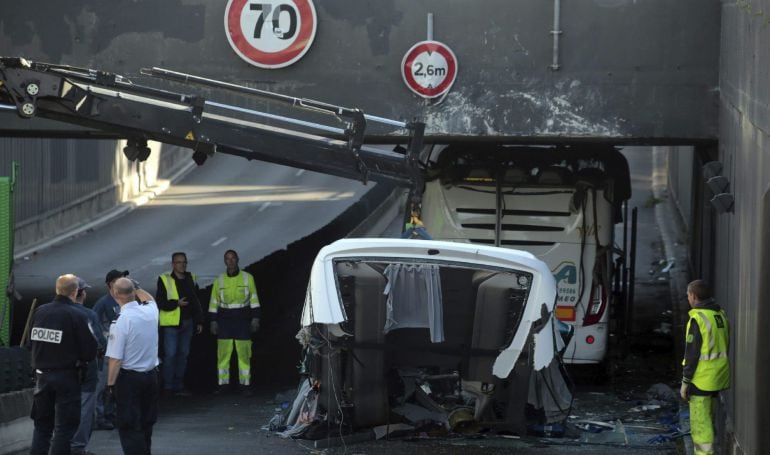 GRA072.- La Madeleine (Francia), 26/07/15.- Restos del autobús que transportaba cerca de sesenta estudiantes españoles de Bilbao a Amsterdam que se empotró esta madrugada en un túnel demasiado bajo (de 2,60 metros) del Grand Boulevard de la periferia de L