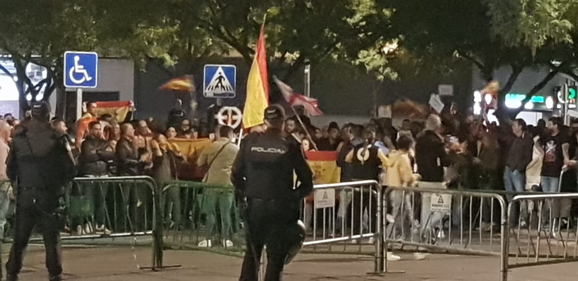 Simbología neonazi en la manifestación contra la amnistía del pasado viernes en la sede del PSPV en Castelló.