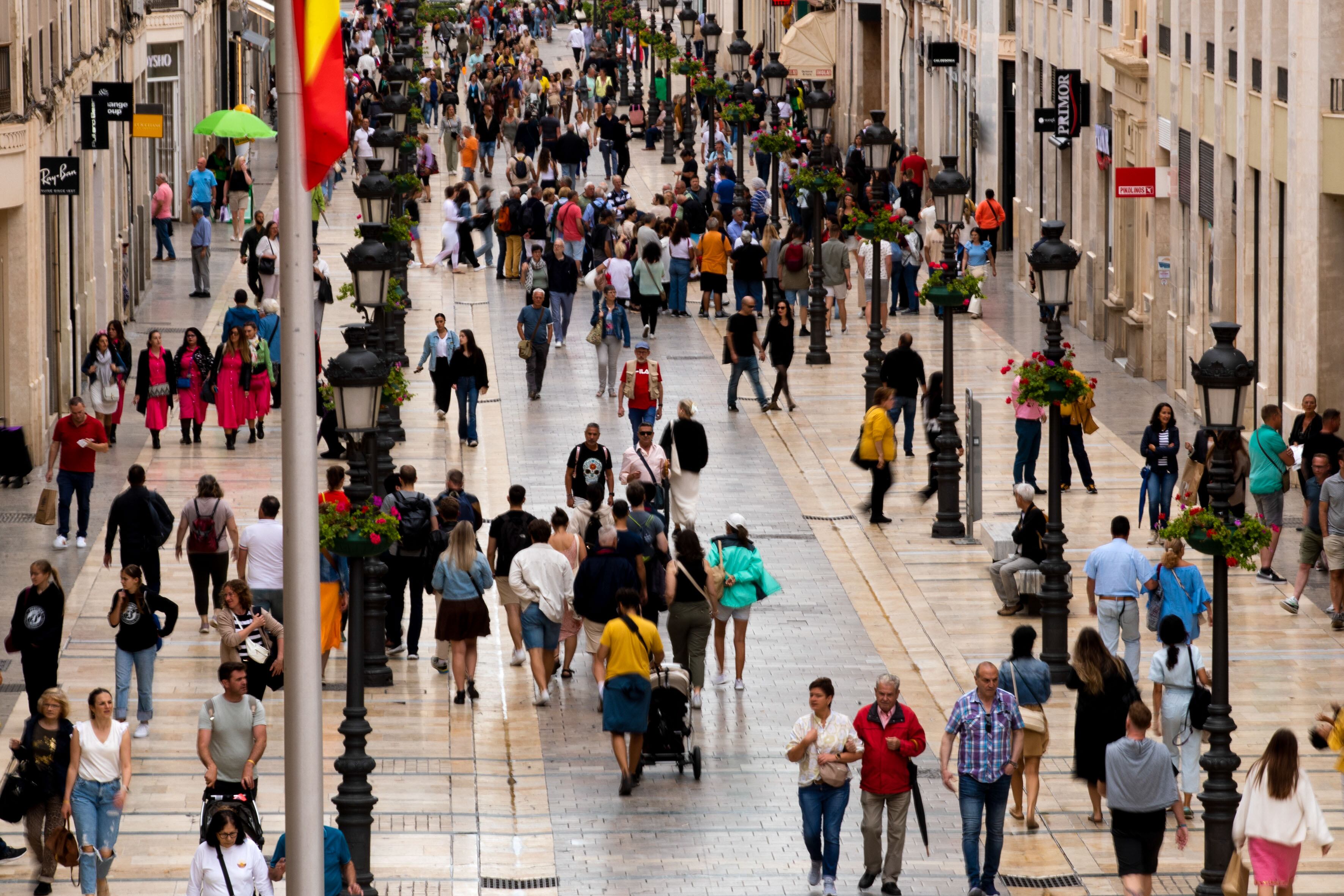 MÁLAGA (ANDALUCÍA), 27/05/2023.- Numerosas personas en el centro de Málaga, donde hoy sábado es jornada de reflexión por las elecciones municipales de mañana domingo 28 de mayo para el país y también para muchas comunidades autónomas. EFE/Jorge Zapata