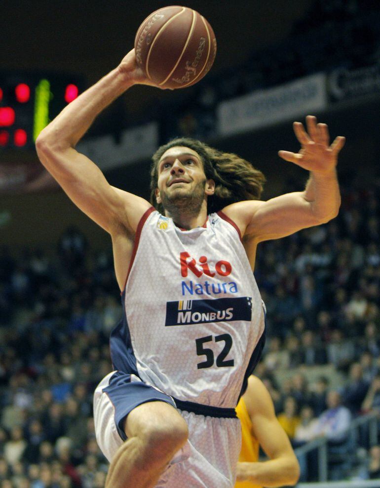 GRA367. SANTIAGO DE COMPOSTELA, 31/01/2015.- El pívot americano del Rio Natura Monbus Obradoiro, Keaton Nankivil durante el partido de la decimonovena jornada de Liga que disputan en el Multiusos de Sar de Santiago de Compostela. EFE/Xoan Rey.