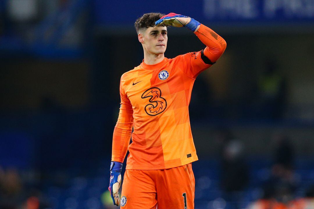 Kepa Arrizabalaga observa a la afición del Chelsea