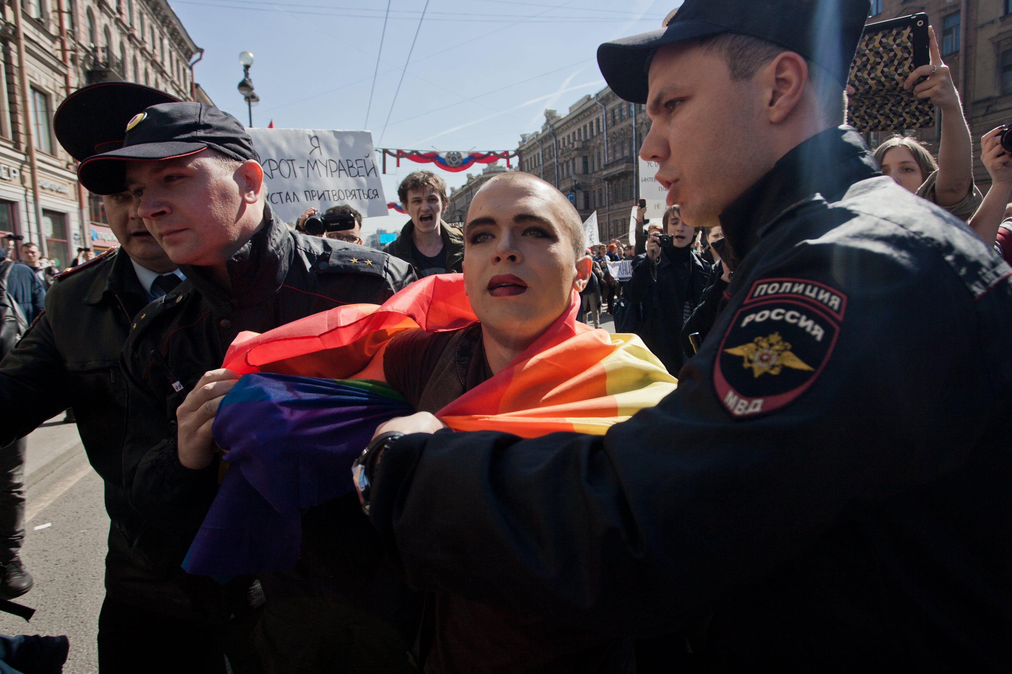 La policía detiene a un activista gay en San Petersburgo en 2016