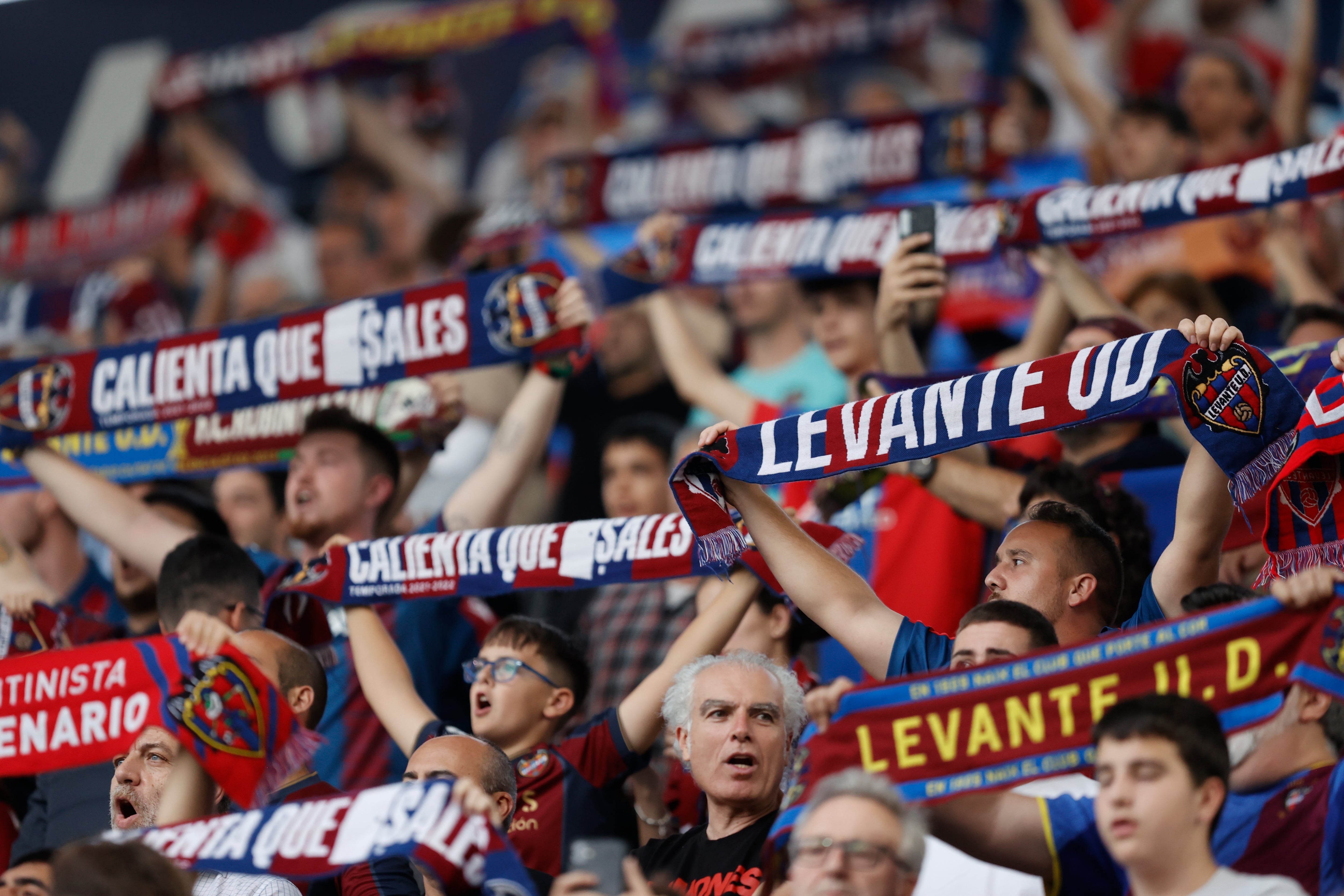 VALENCIA, 07/06/2023.- Aficionados del Levante antes del partido de vuelta de la primera ronda de ascenso a Primera División que Levante UD y Albacete Balompié disputan este miércoles en el estadio Ciutat de Valencia. EFE/Kai Forsterling
