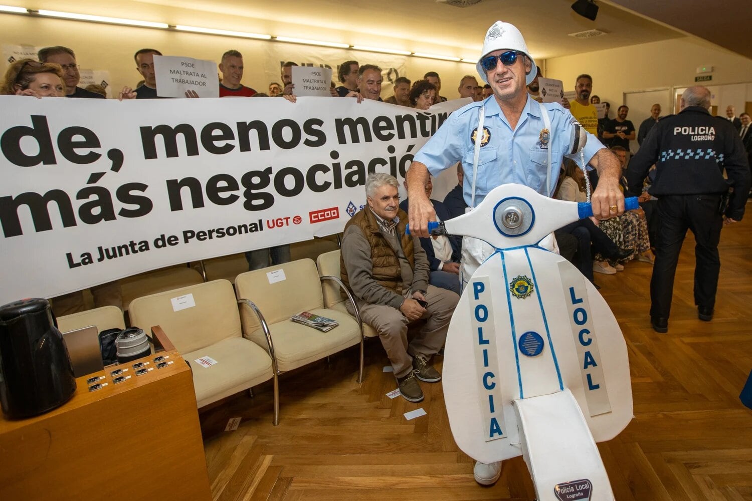 Medio centenar de agentes de la Policía Local de Logroño han protagonizado este jueves una protesta en el inicio del pleno municipal