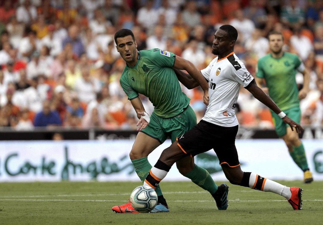 GRAF7408. VALENCIA, El jugador del Valencia CF, Kondogbia, disputa un balón con Merino,iz., de la Real Sociedad, durante la primera jornada de LaLiga que ambos equipos han disputado esta tarde en el estadio de Mestalla. EFE, Manuel Bruque