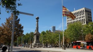 Bandera a media asta en la plaza Aragón de Zaragoza