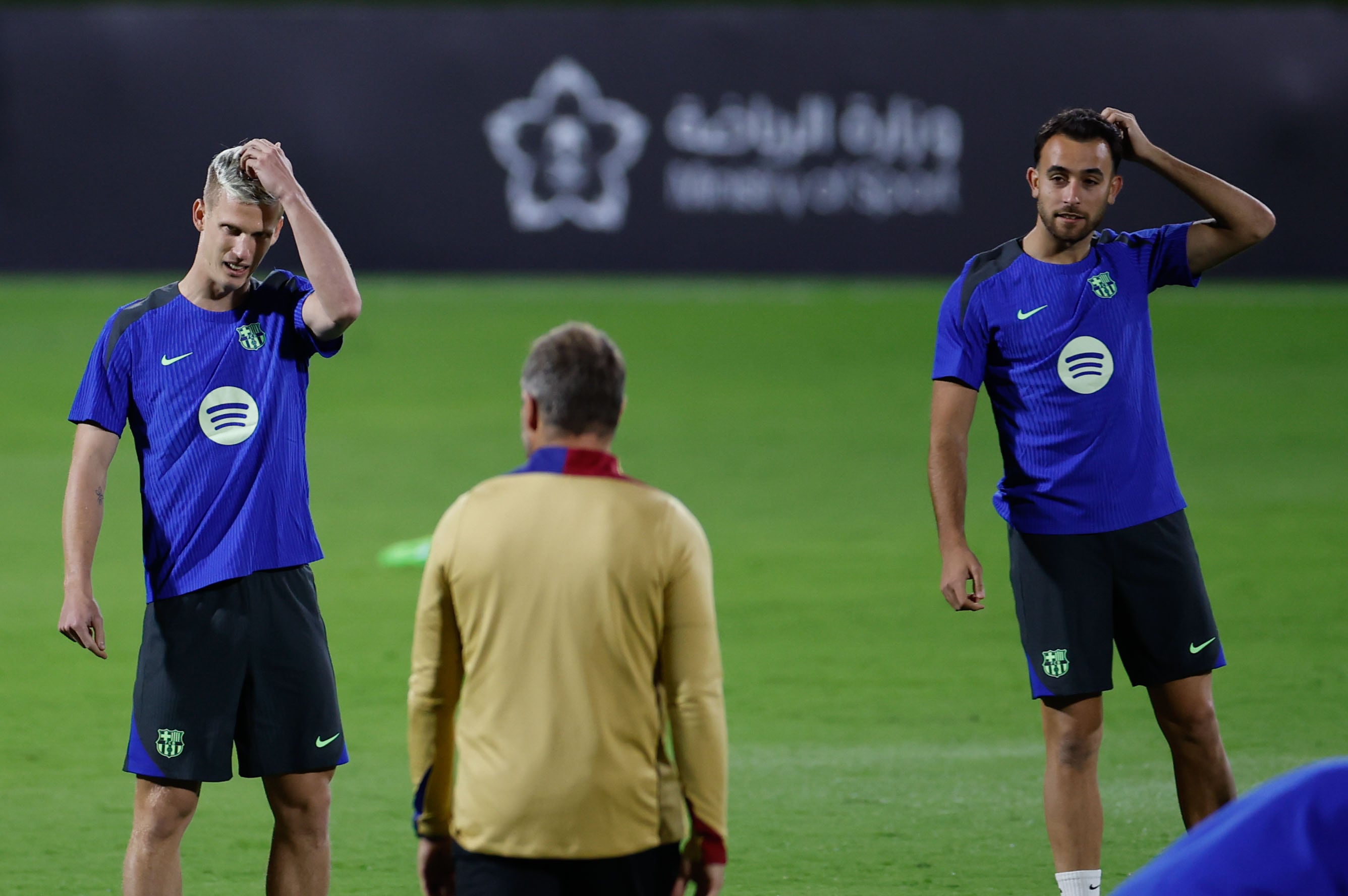 El centrocampista del FC Barcelona Dani Olmo participa en una sesión de entrenamiento este martes en Yeda