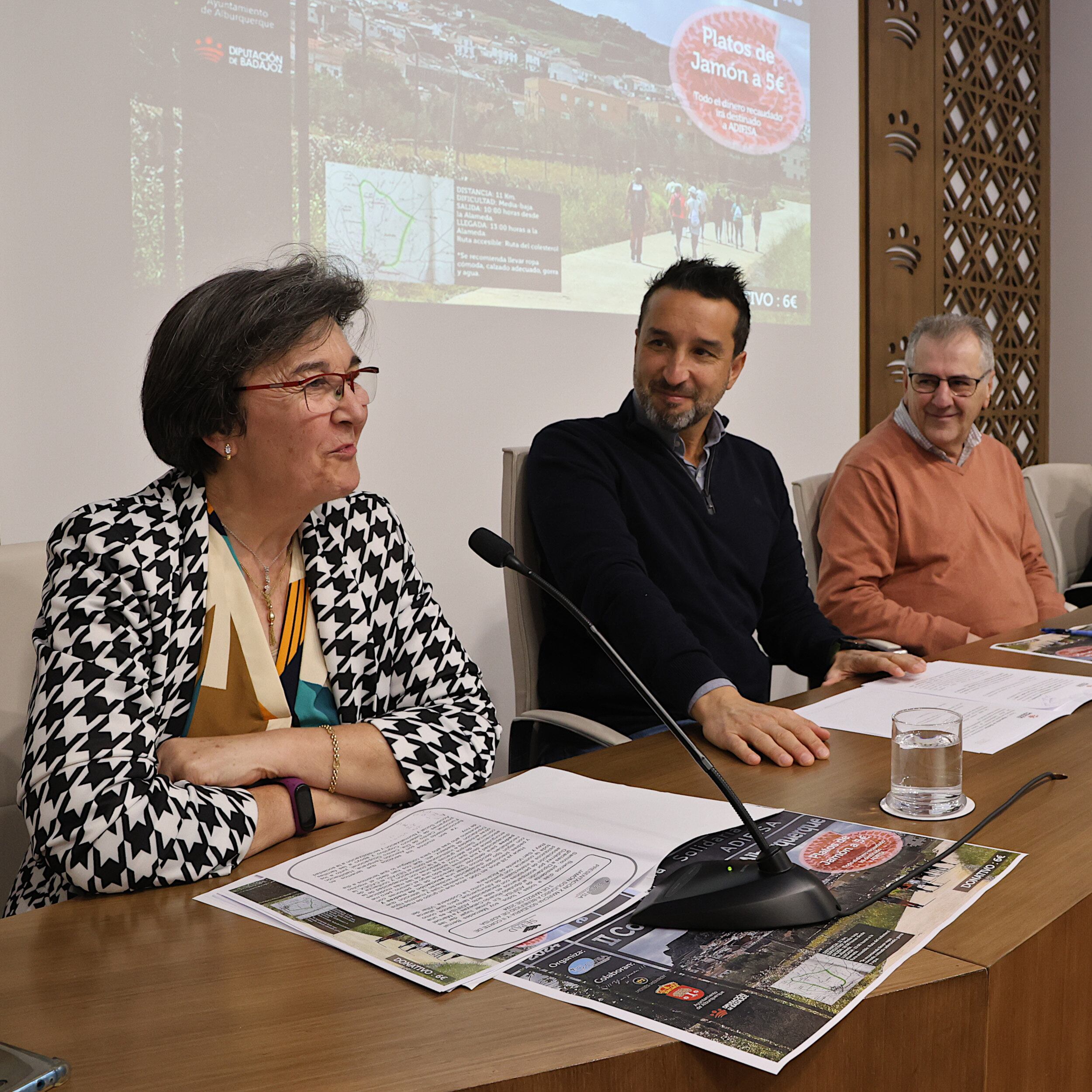 Mercedes Bernal, presidenta de ADIFISA, durante la presentación de la X Marcha Solidaria en la Diputación de Badajoz