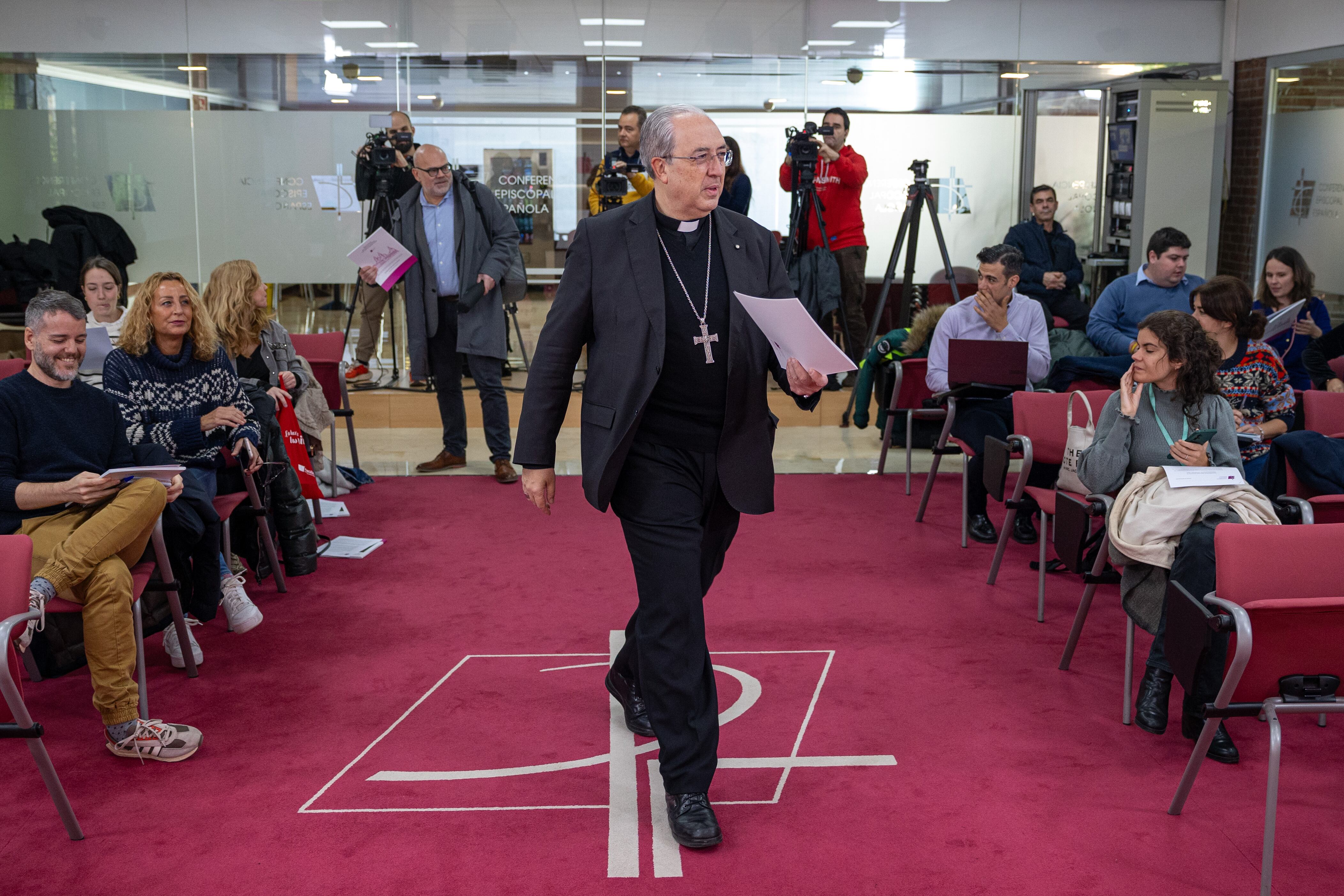 El secretario general de la Conferencia Episcopal Española, César García Magán (c), a su llegada a la rueda de prensa ofrecida este martes en Madrid, para presentar la Memoria de actividades de la Iglesia 2022 después de que el despacho Cremades haya entregado el informe que los obispos encargaron sobre los abusos sexuales en la Iglesia