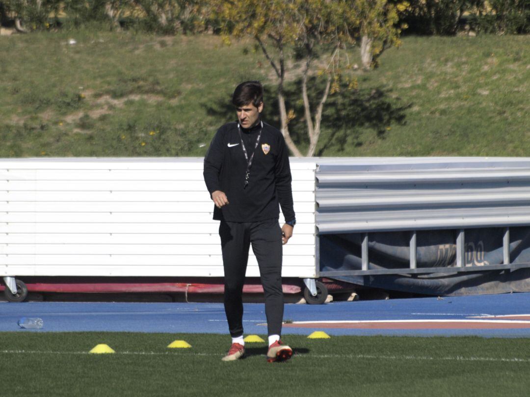 Víctor Fortes en el entrenamiento del Almería.