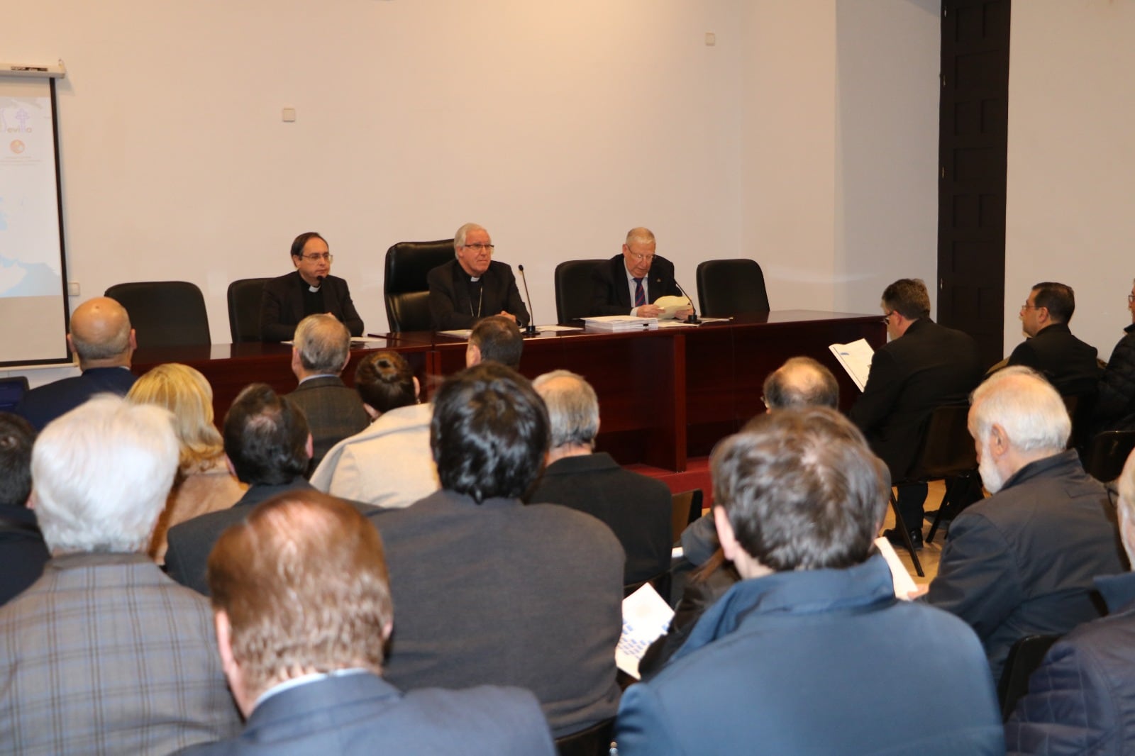 El arzobispo de Sevilla, Saiz Meneses, presidió la primera reunión de trabajo del II Congreso Internacional de Hermandades y Religiosidad Popular