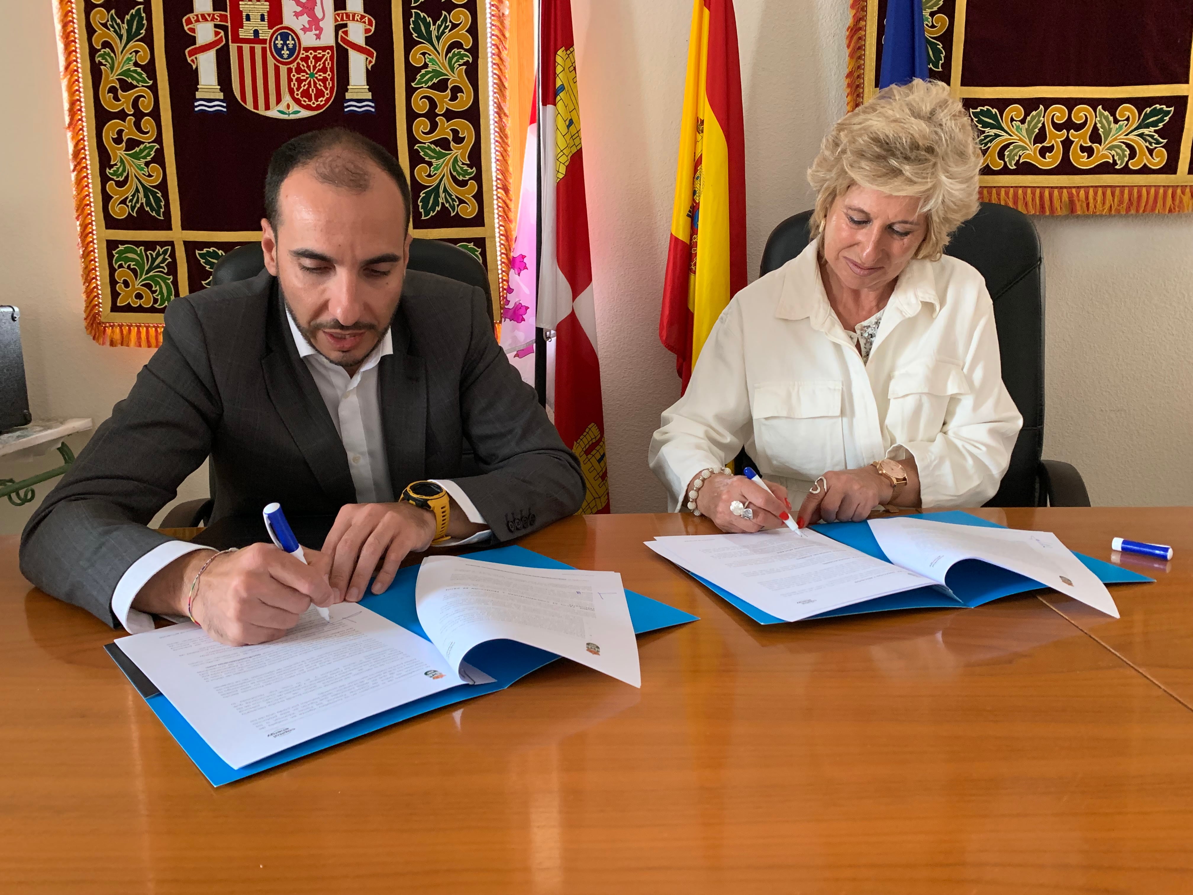 La alcaldesa, Asunción Martín, y el director regional de esa empresa, Víctor Fernández, en el momento de firmar el convenio de colaboración