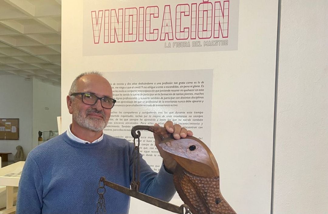 José Pérez Dorta, artista y maestro de Taller junto a una de sus obras expuestas en la muestra &#039;Vindicación&#039; en la Escuela de Arte Pancho Lasso. 