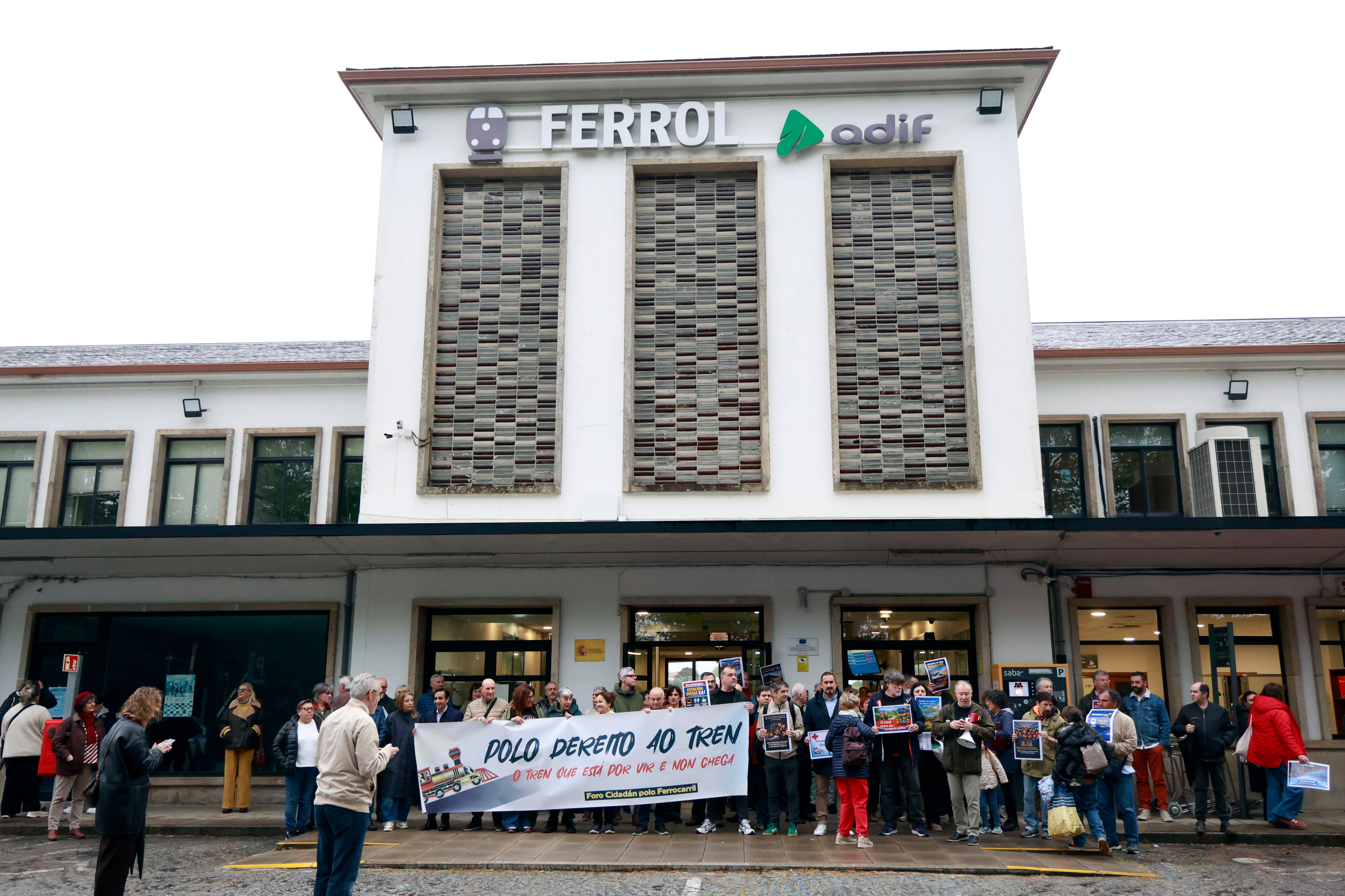 FERROL, 11/04/2026.- Miembros del Foro Cidadán polo Ferrocarril, que en noviembre desarrolló una manifestación por la modernización del tren a Ferrol, protestan este sábado en la estación de tren de Ferrol antes del inicio del viaje reivindicativo hasta Betanzos.EFE/ Kiko Delgado
