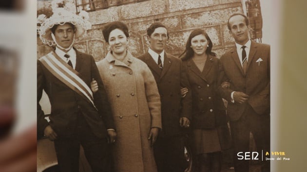 Celestino y su hermana Mariluz (derecha), acompañados de Pepe y Carmen, sus otros dos hermanos y el marido de esta última en las Fiestas de la Vaquilla de Fresnedillas de la Oliva en 1968.