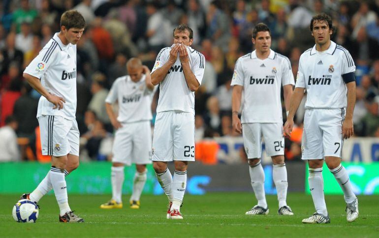 Los jugadores del Real Madrid, en la derrota ante el Barcelona en el Bernabéu en la temporada 2008-09.