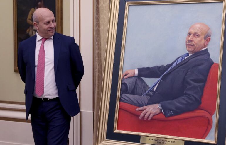 El exministro de Educación, Cultura y Deporte, José Ignacio Wert, durante la colocación de un retrato suyo en la sede ministerial, este martes en Madrid.