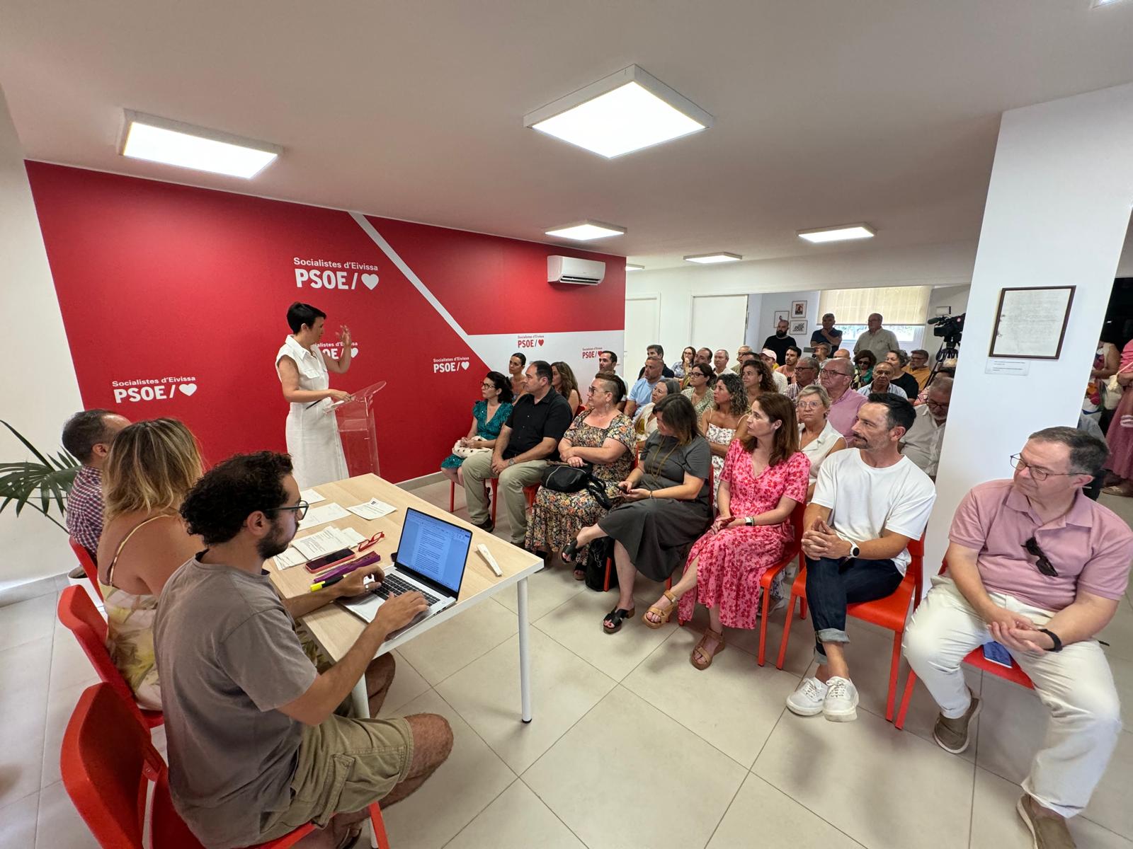 Elena López durante la asamblea