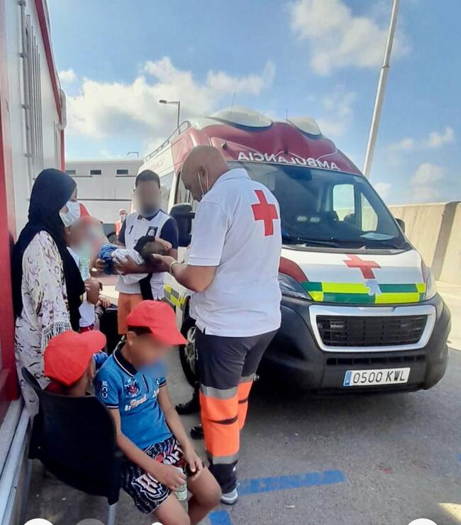 Llegada de las personas que han arribado en patera a la Vila Joiosa este domingo de madrugada.