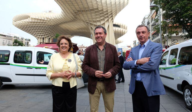 De izquierda a derecha, en las Setas de la Encarnación y ante los vehículos electricos presentados este lunes, la delegada municipal de Economía, Carmen Castreño; el alcalde, Juan Espadas; y el consejero delegado de Emasesa, Jaime Palop