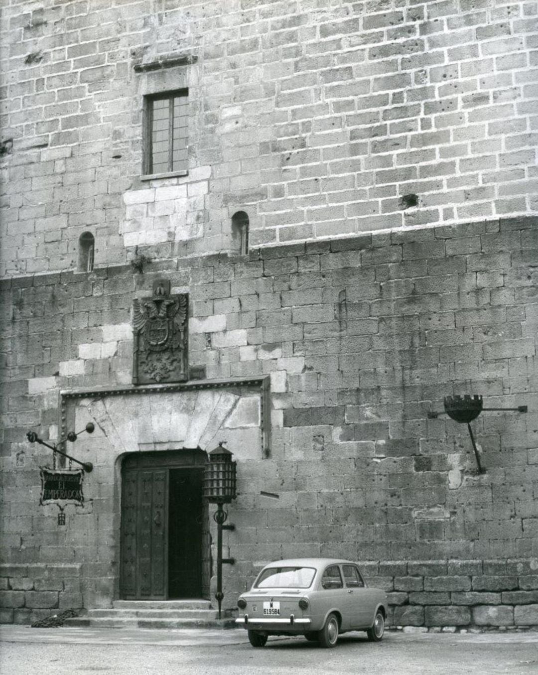 Fachada principal del Castillo Carlos V, que cumple 50 años como Parador. 