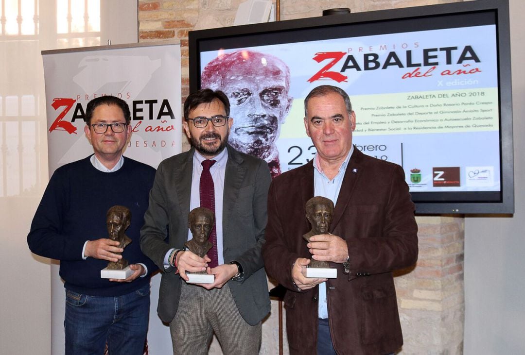 El concejal de cultura, Juán Antonio López, el diputado de cultura y deportes, Juán Ángel Pérez y el alcalde de Quesada, Manuel Vallejo en la presentación de los premios Zabaleta del Año