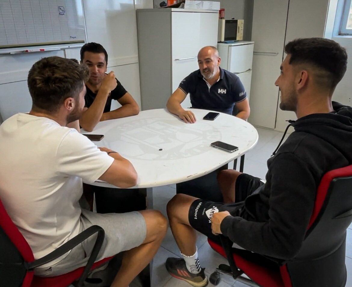 Juan Sabas, nuevo entrenador del Zamora CF, se reúne con los capitanes del equipo