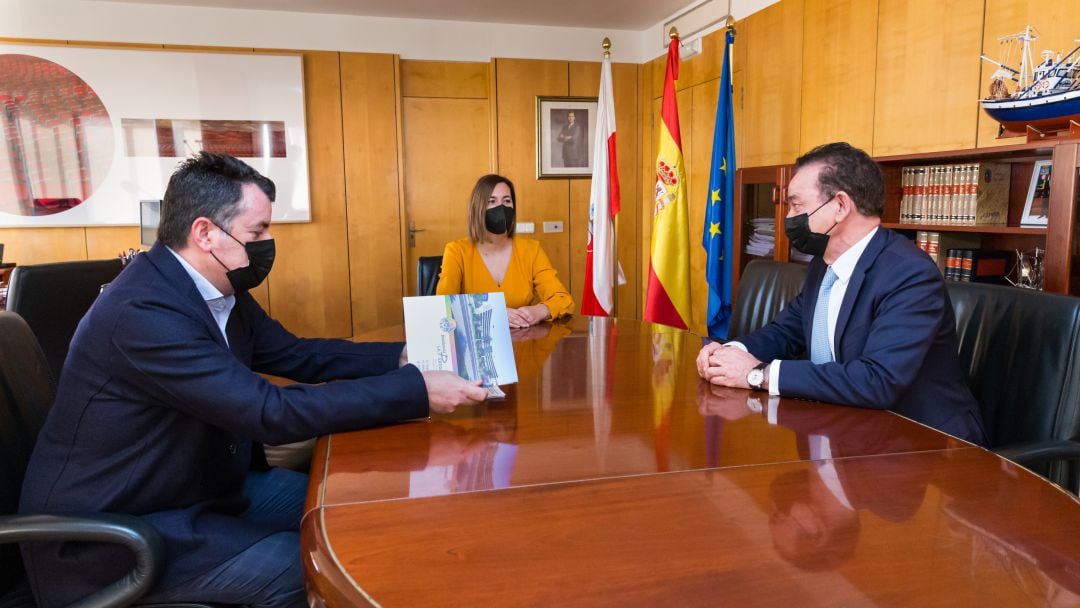 La consejera de Economía y Hacienda, María Sánchez, con los compradores de la Residencia La Pereda.