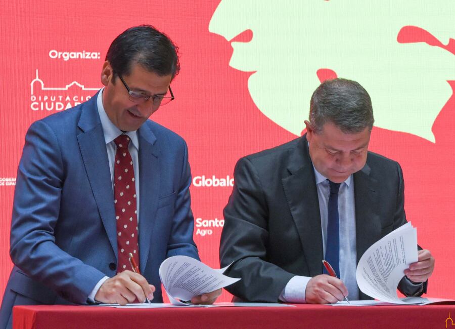 Jose Manuel Caballero, presidente de la Diputación y Emiliano García Page, presidente de la Junta firman el convenio de colaboración para Fenavin