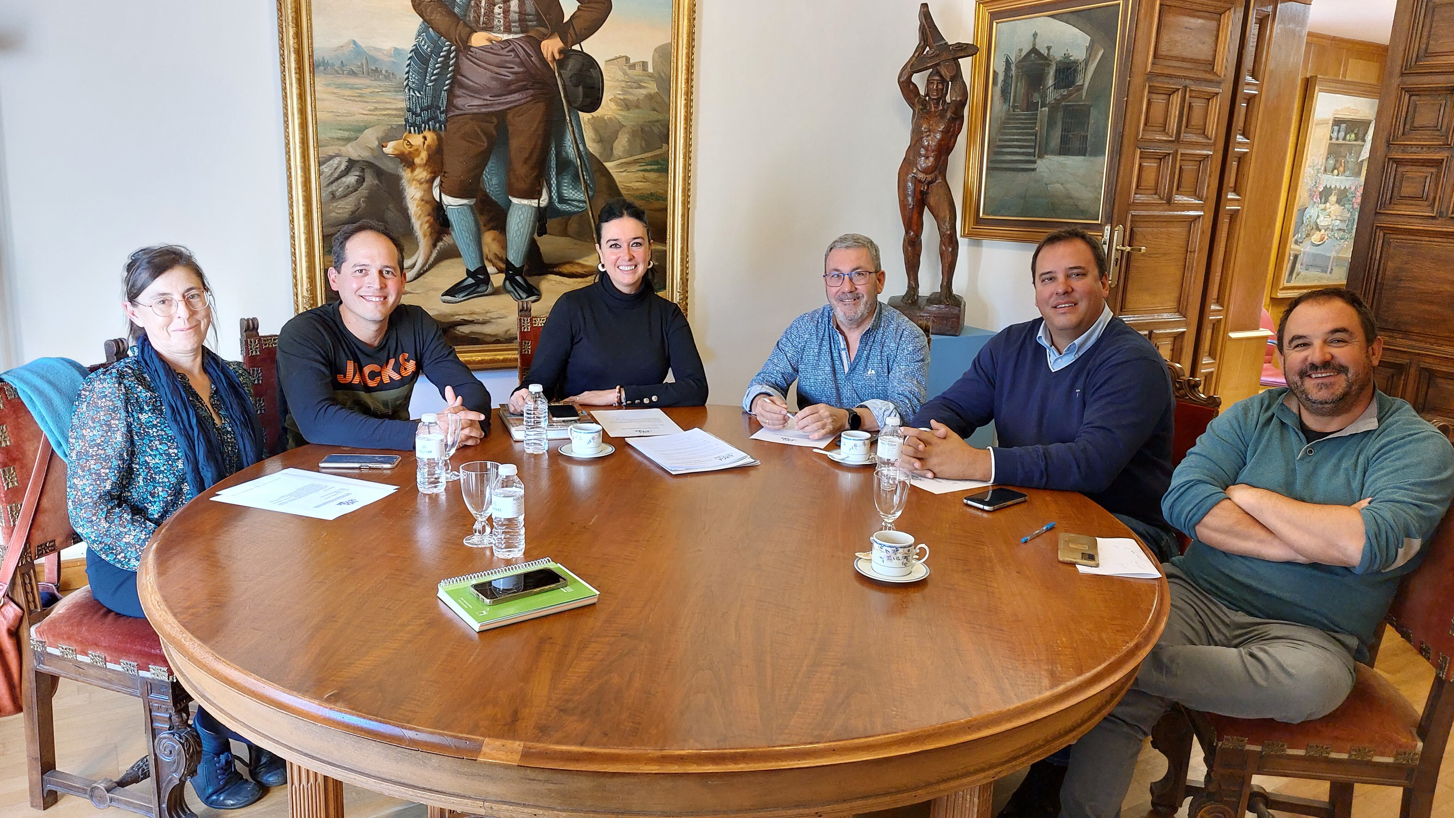 Rueunión UAGA en el Ayuntamiento de Huesca