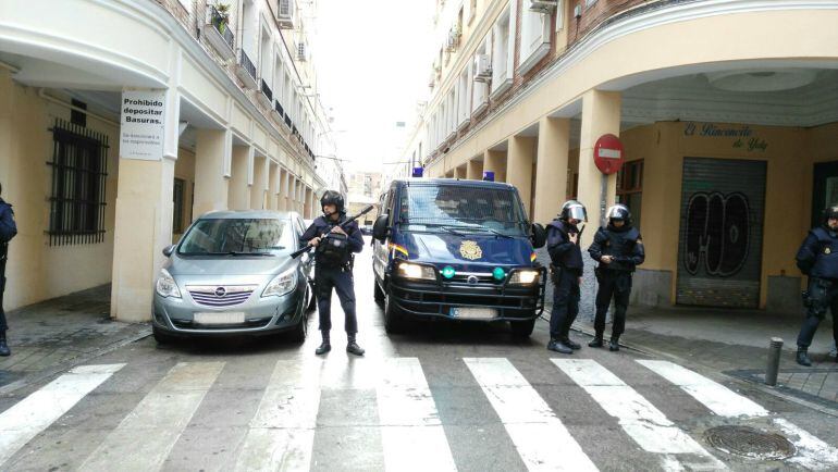 Agentes de la Policía Nacional cortan la calle Casarrubuelos