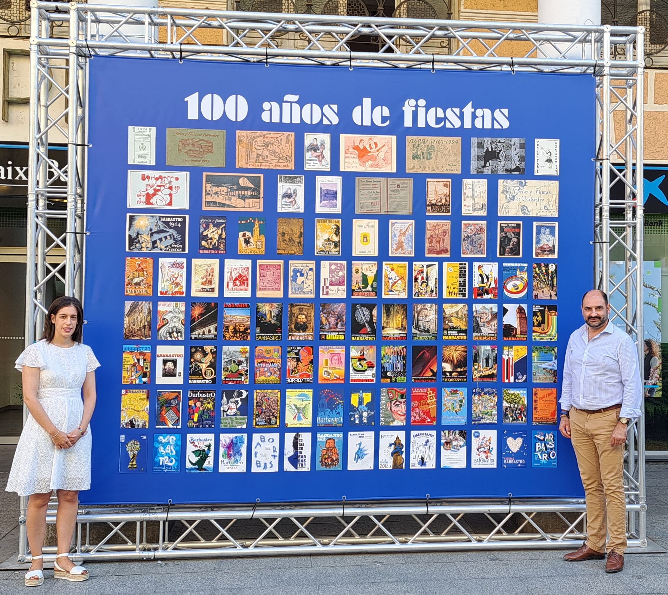 Lorena Espiérrez y Fernando Torres en el mural "100 años de fiestas". Foto: Ayuntamiento de Barbastro