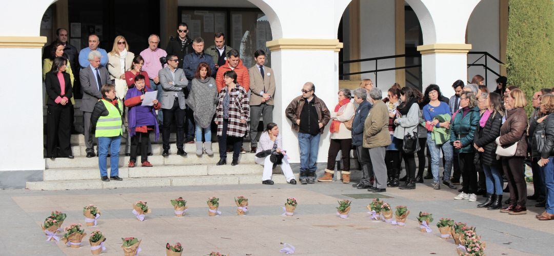 Las flores se han colocado creando un lazo solidarios