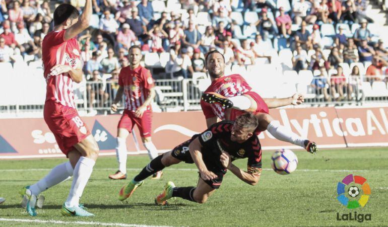 Xavi Molina en una acció del partit contra l'Almeria.