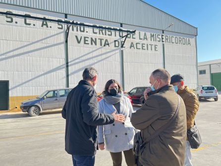 La alcaldesa de Jódar, M ª Teresa García, de frente, conversa con el representante de Asaja Jódar y el presidente d e la Cooperativa, Manuel Ogallar